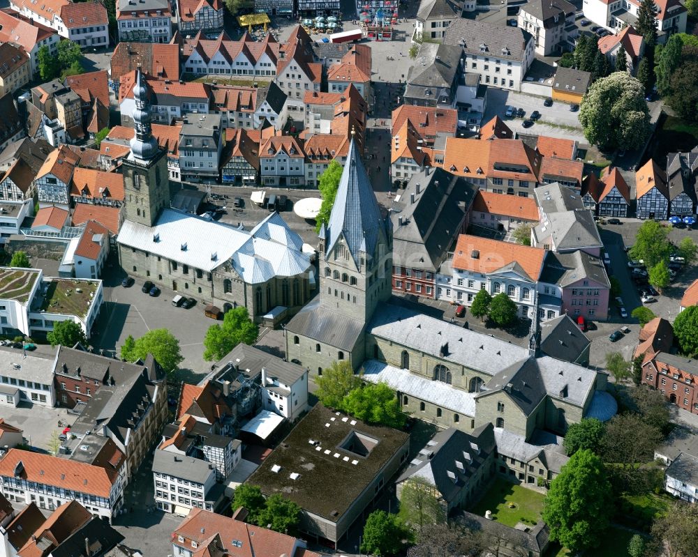 Luftaufnahme Soest - Der St Patrokli Dom und die Kirche St. Petri Soest der Innenstadt von Soest im Bundesland Nordrhein-Westfalen