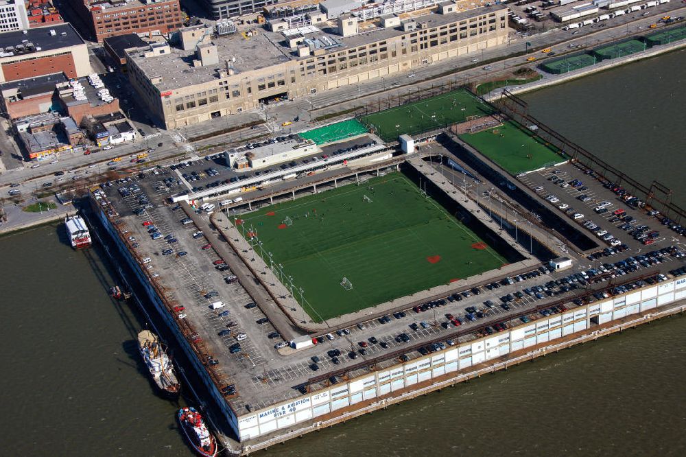 New York von oben - Der Pier 40, eine Anlegestelle, ein Sportfeld und Parkplatz in Manhattan von New York