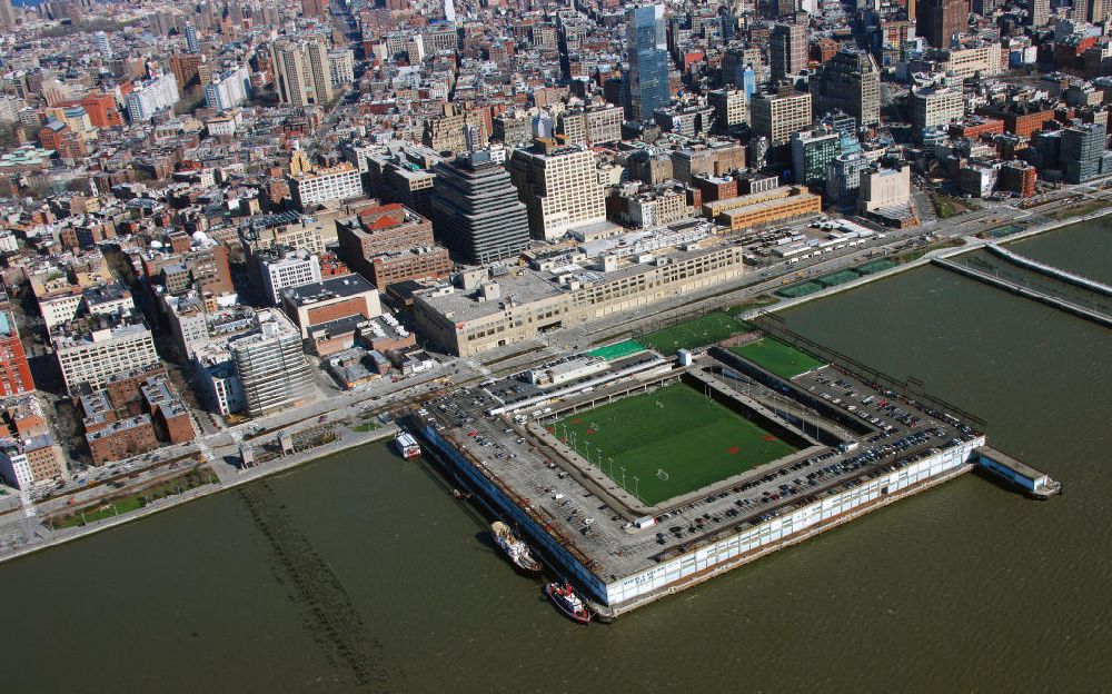 New York aus der Vogelperspektive: Der Pier 40, eine Anlegestelle, ein Sportfeld und Parkplatz in Manhattan von New York