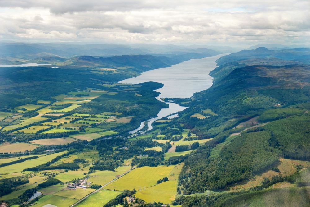 Luftaufnahme INVERNESS - Der See Loch Ness nahe Inverness im Hochland / Highlands von Schottland, Großbritannien