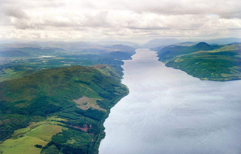 INVERNESS von oben - Der See Loch Ness nahe Inverness im Hochland / Highlands von Schottland, Großbritannien