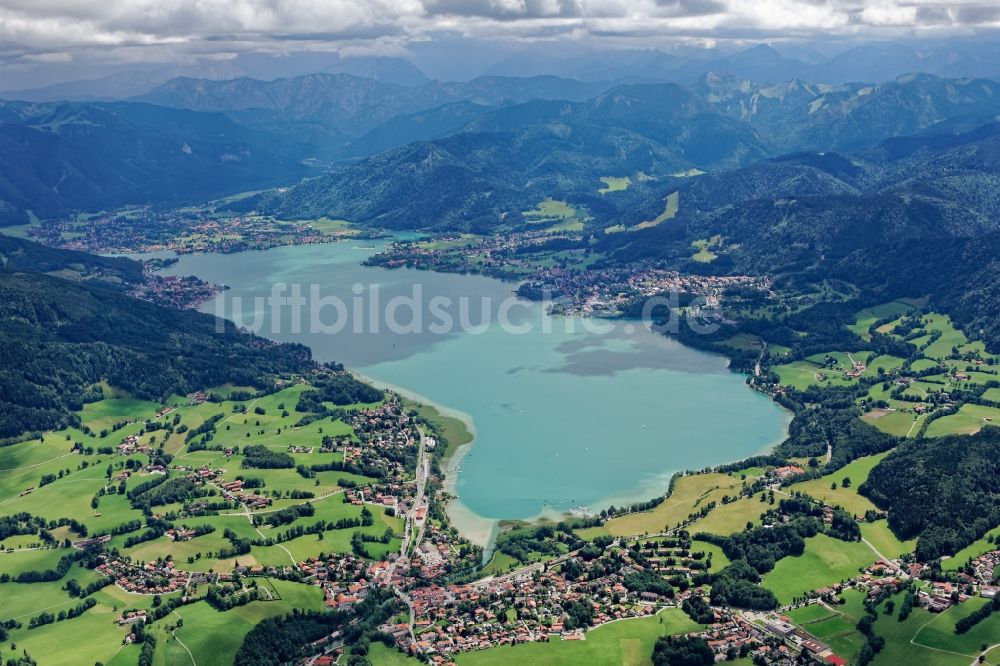 Bad Wiessee aus der Vogelperspektive: Der Tegernsee in den Bayerischen Alpen im Bundesland Bayern