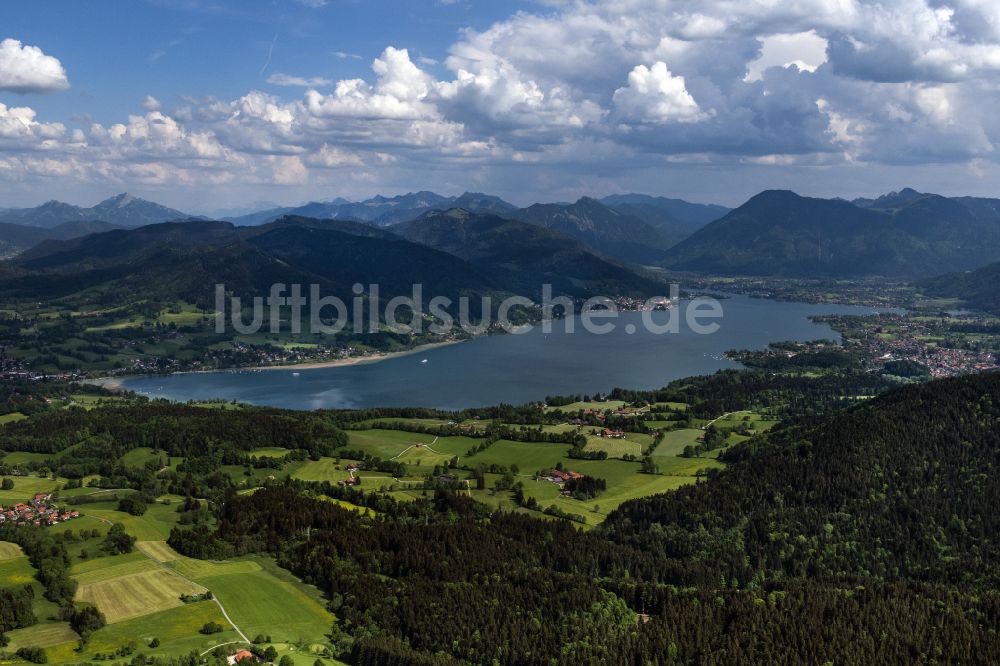 Luftaufnahme Bad Wiessee - Der Tegernsee in den Bayerischen Alpen im Bundesland Bayern