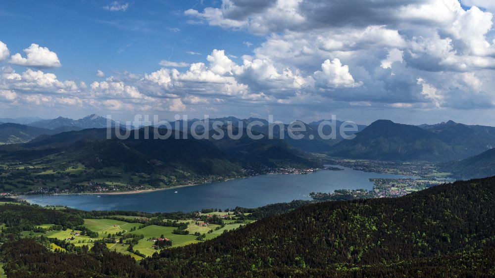 Bad Wiessee von oben - Der Tegernsee in den Bayerischen Alpen im Bundesland Bayern