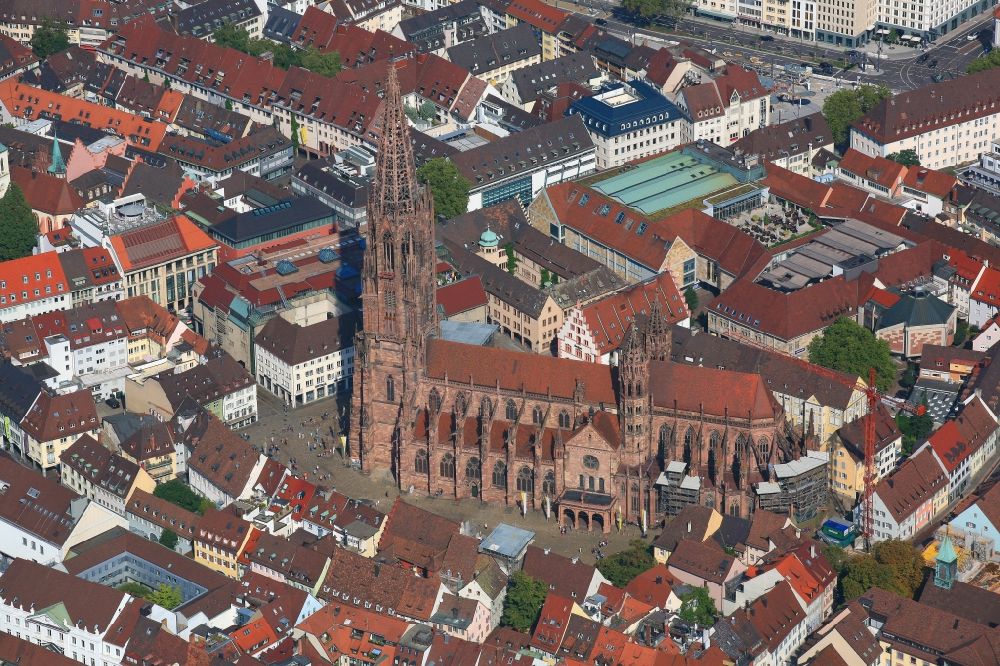 Freiburg im Breisgau von oben - Der Turm vom Freiburger Münster im Altstadt- Zentrum in Freiburg im Breisgau im Bundesland Baden-Württemberg, Deutschland, zeigt sich seit Jahren wieder einmal ohne Gerüst