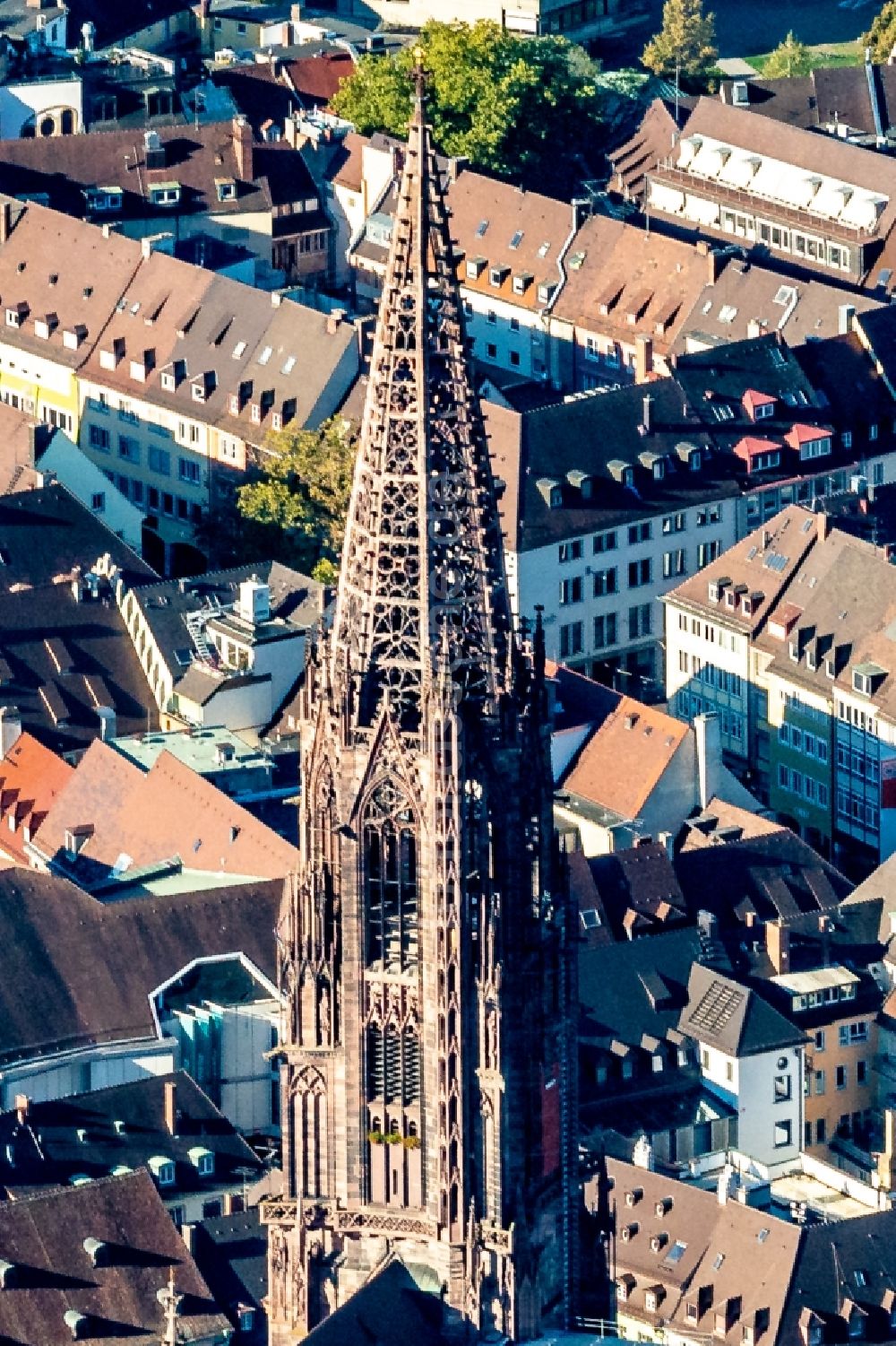 Luftbild Freiburg im Breisgau - Der Turm vom Freiburger Münster im Altstadt- Zentrum in Freiburg im Breisgau im Bundesland Baden-Württemberg, Deutschland, zeigt sich seit Jahren wieder einmal ohne Gerüst