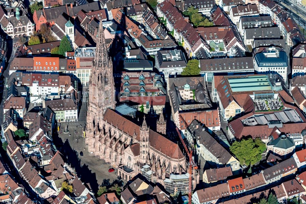Luftaufnahme Freiburg im Breisgau - Der Turm vom Freiburger Münster im Altstadt- Zentrum in Freiburg im Breisgau im Bundesland Baden-Württemberg, Deutschland, zeigt sich seit Jahren wieder einmal ohne Gerüst
