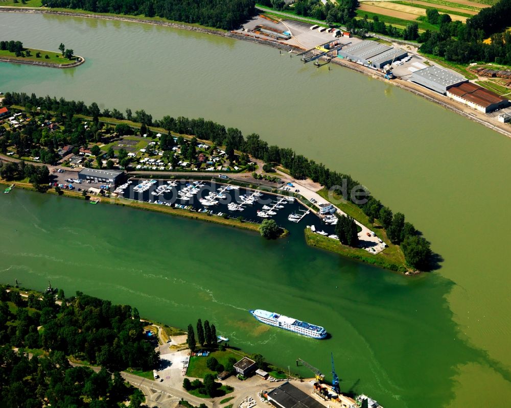 Luftbild Volgelsheim - Der Yachthafen an der Nordseite der Rheininsel an der Grenze zwischen Deutschland und Frankreich in der französischen Gemeinde Volgelsheim