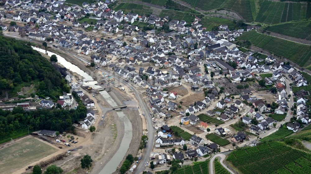 Dernau von oben - Dernau nach der Hochwasserkatastrophe im Ahrtal diesen Jahres im Bundesland Rheinland-Pfalz, Deutschland