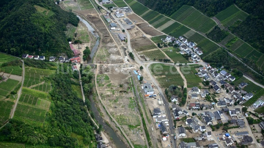 Luftbild Dernau - Dernau nach der Hochwasserkatastrophe im Ahrtal diesen Jahres im Bundesland Rheinland-Pfalz, Deutschland