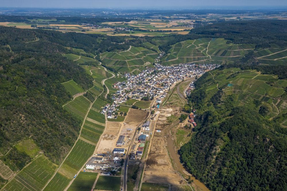 Dernau von oben - Dernau nach der Hochwasserkatastrophe in 2021 im Ahrtal im Bundesland Rheinland-Pfalz, Deutschland