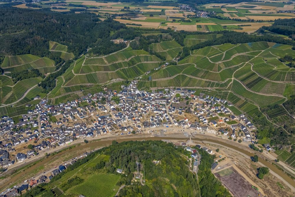 Dernau aus der Vogelperspektive: Dernau nach der Hochwasserkatastrophe in 2021 im Ahrtal im Bundesland Rheinland-Pfalz, Deutschland