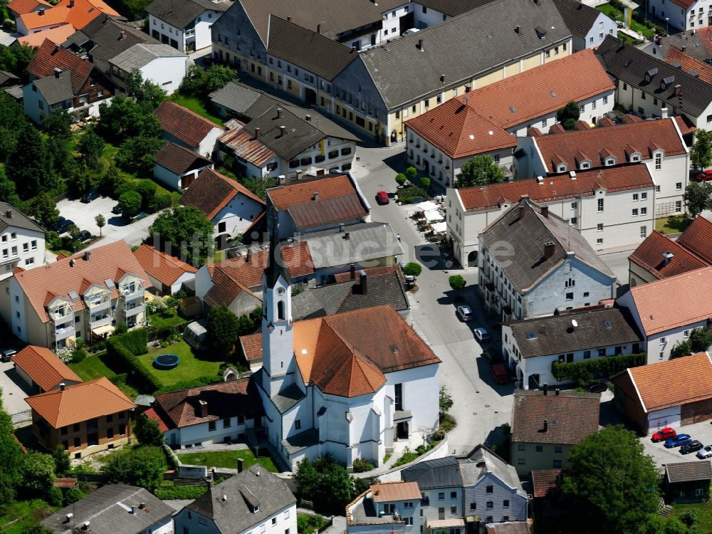 Luftaufnahme Marktl - Die Altstadt von Marktl am Inn im Landkreis Altötting Bundesland Bayern