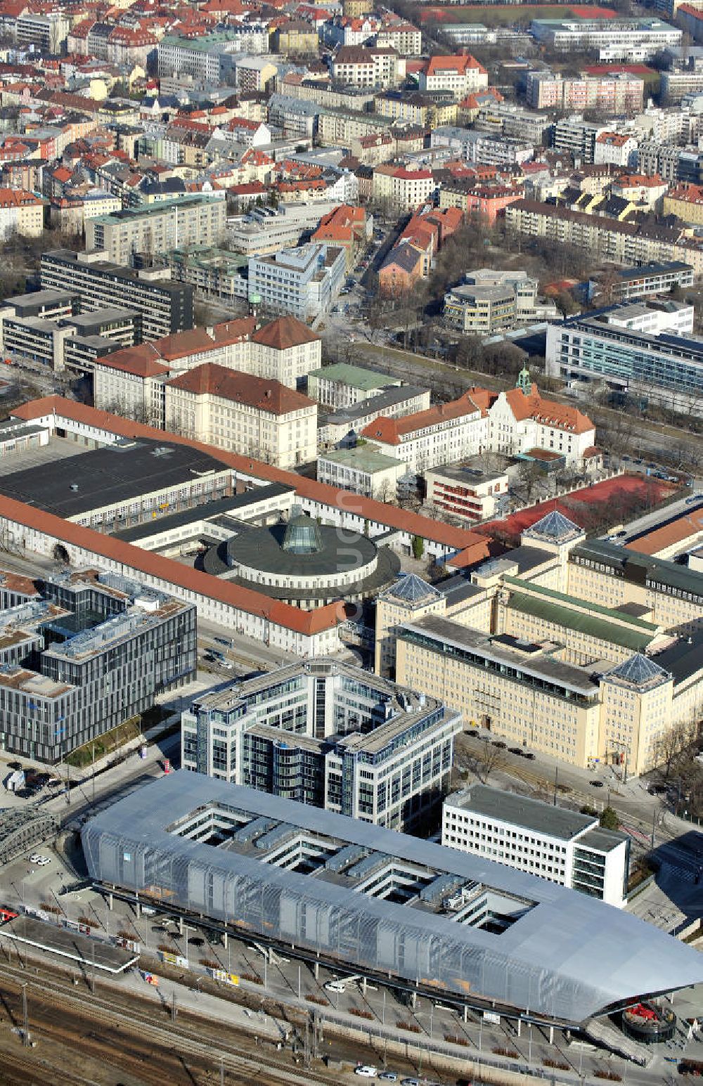 München aus der Vogelperspektive: Die Arnulfstraße in München mit dem Zentralen Omnibusbahnhofs (ZOB) und dem Brief- und Frachtzentrum