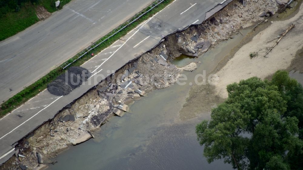 Luftbild Bad Neuenahr-Ahrweiler - Die aufgrund der Hochwasserkatastrophe aus dem Juli 2021 zerstörte Bundesstraße 266 im Bundesland Rheinland-Pfalz, Deutschland
