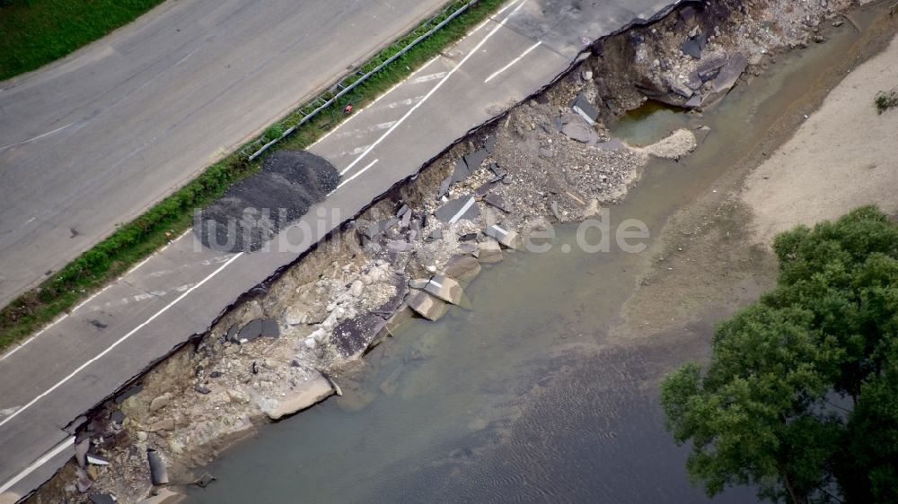 Luftaufnahme Bad Neuenahr-Ahrweiler - Die aufgrund der Hochwasserkatastrophe aus dem Juli 2021 zerstörte Bundesstraße 266 im Bundesland Rheinland-Pfalz, Deutschland
