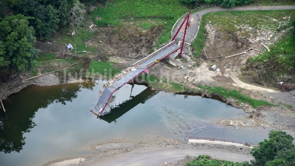 Luftbild Mayschoß - Die aufgrund der Hochwasserkatastrophe aus dem Juli 2021 zerstörte Hängebrücke bei Laach im Bundesland Rheinland-Pfalz, Deutschland