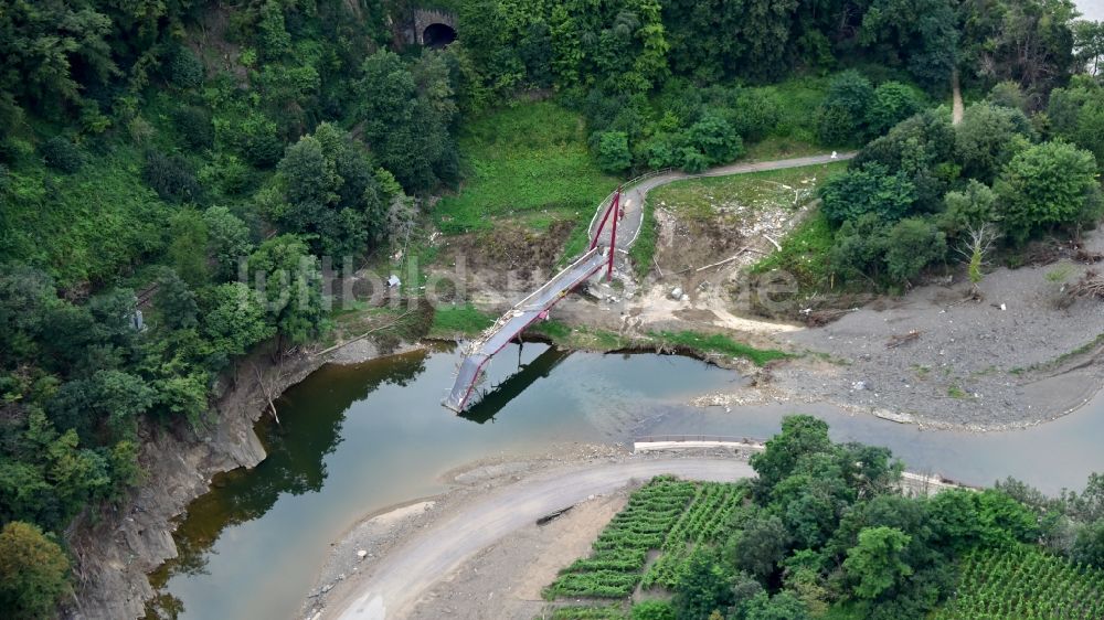 Luftaufnahme Mayschoß - Die aufgrund der Hochwasserkatastrophe aus dem Juli 2021 zerstörte Hängebrücke bei Laach im Bundesland Rheinland-Pfalz, Deutschland