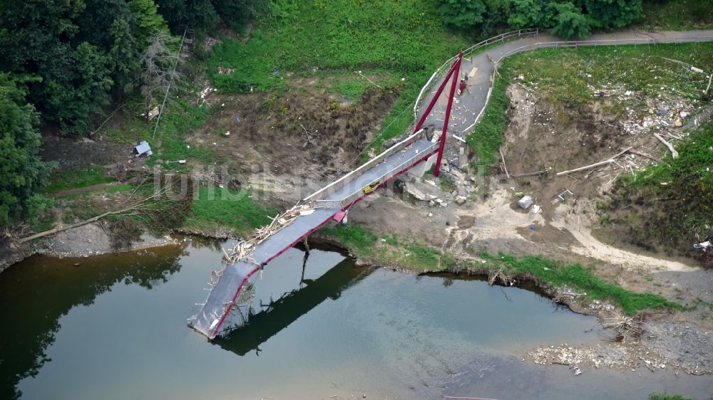 Mayschoß von oben - Die aufgrund der Hochwasserkatastrophe aus dem Juli 2021 zerstörte Hängebrücke bei Laach im Bundesland Rheinland-Pfalz, Deutschland