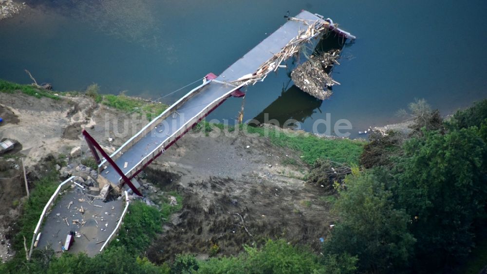 Luftaufnahme Mayschoß - Die aufgrund der Hochwasserkatastrophe aus dem Juli 2021 zerstörte Hängebrücke bei Laach im Bundesland Rheinland-Pfalz, Deutschland