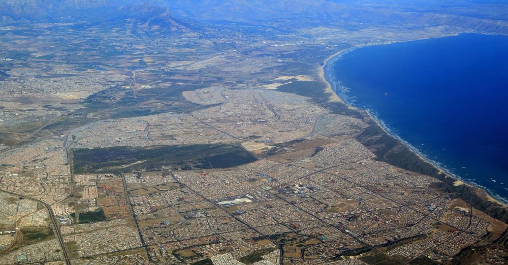 Luftbild Kapstadt - Die beiden Townships Mitchell's Plain und Khayelitsha im Flachland am Kap im Stadtgebiet von Kapstadt in Westkap, Südafrika