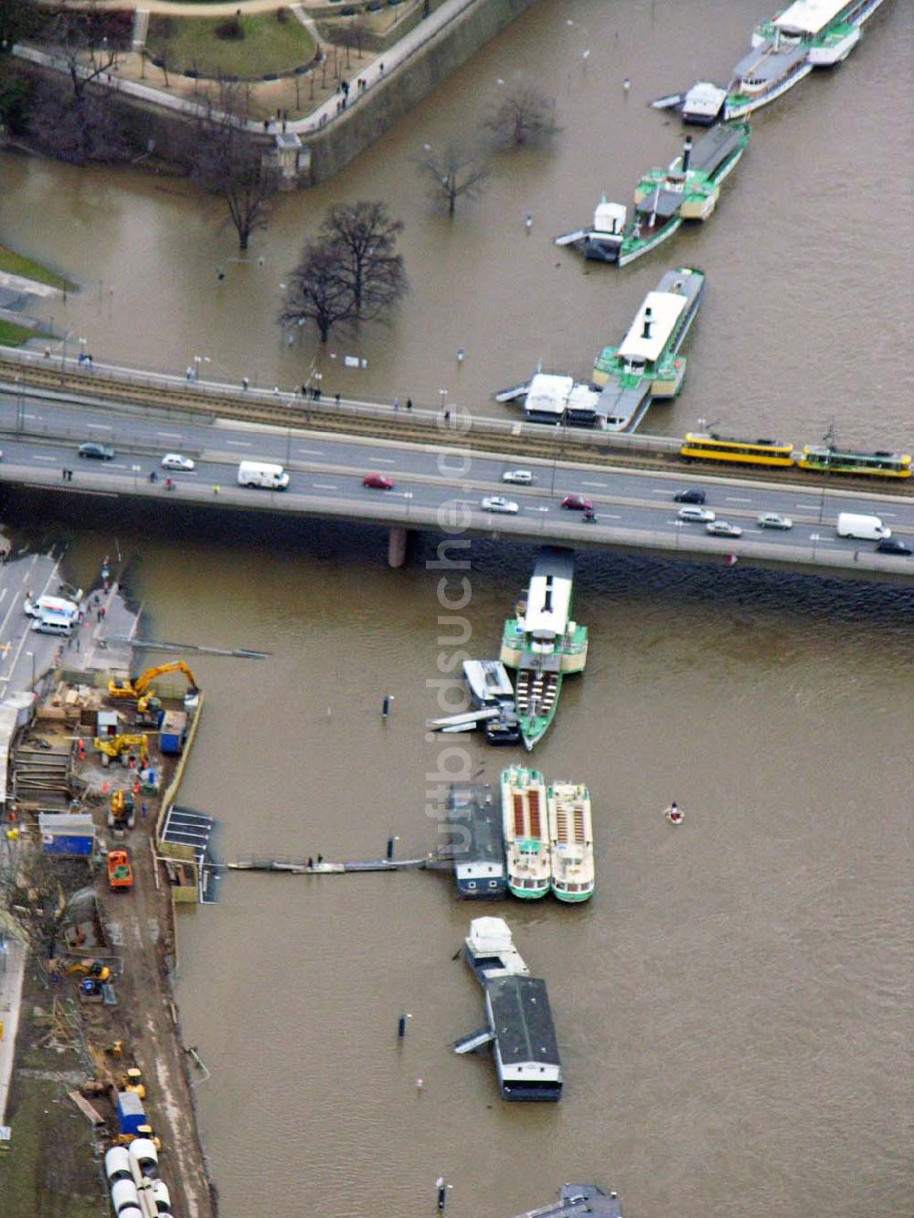 Luftaufnahme Dresden - Die überfluteten Anlegestellen der Sächsischen Dampfschiffahrt