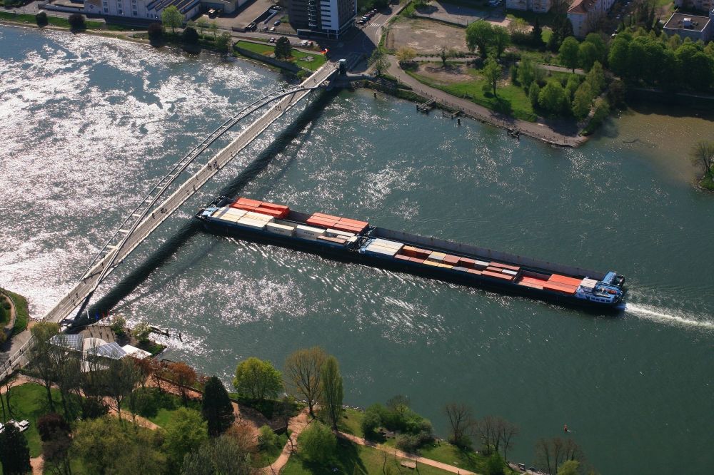 Weil am Rhein von oben - Die Dreiländerbrücke als Fußgängerbrücke und Radfahrerbrücke überquert die Binnenschifffahrtsstecke des Rheins in Weil am Rhein im Bundesland Baden-Württemberg, Deutschland