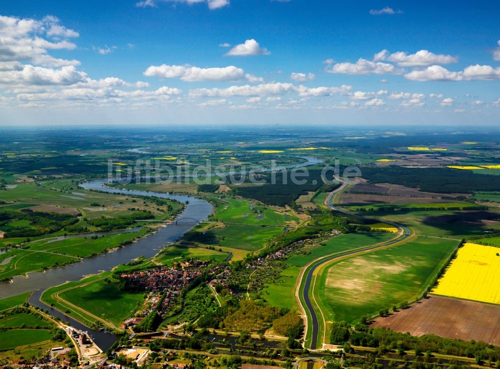 Luftbild Dömitz - Die Elbe und ihre Umgebung in der Landstadt Dömitz im Bundesland Mecklenburg-Vorpommern