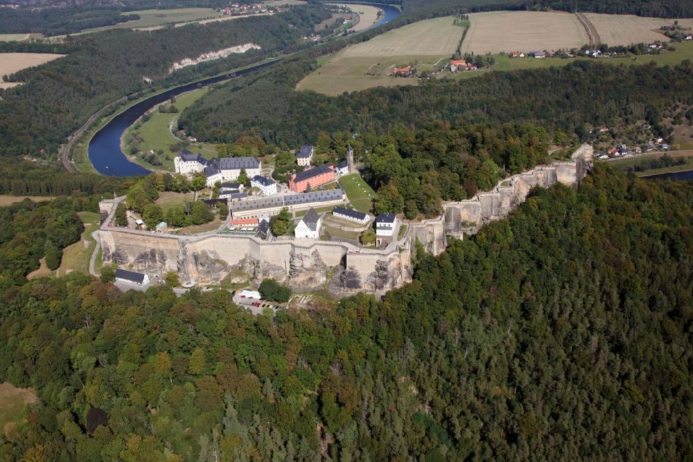 Luftaufnahme Königstein - Die Festung Königstein an der Elbe im Landkreis Sächsische Schweiz-Osterzgebirge im Bundesland Sachsen