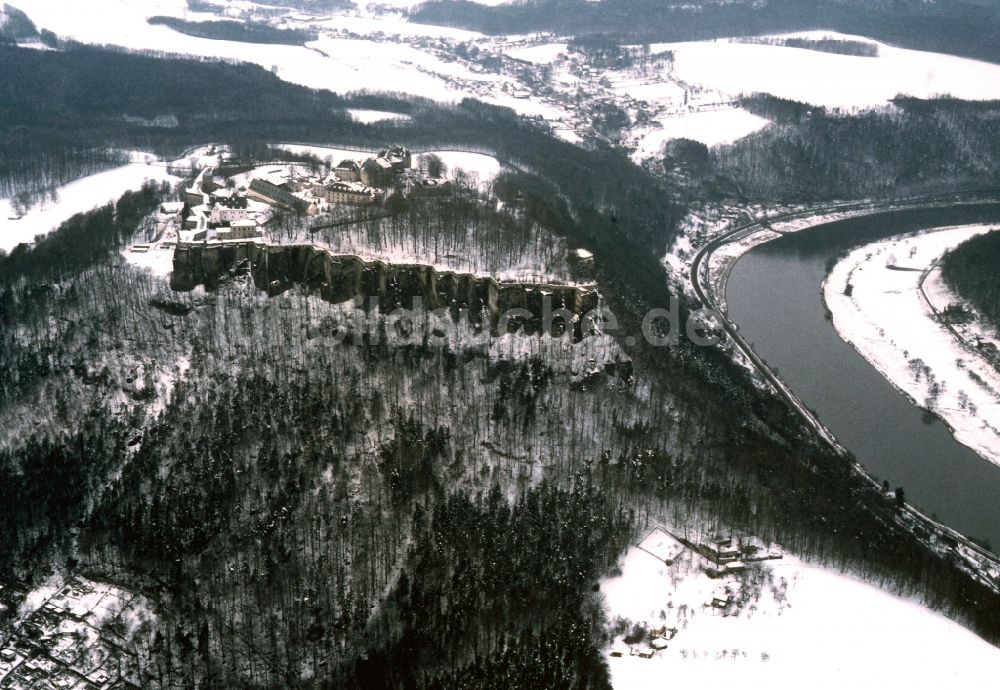 Königstein von oben - Die Festung Königstein an der Elbe in der Sächsischen Schweiz im Winter bei Schnee im Bundesland Sachsen