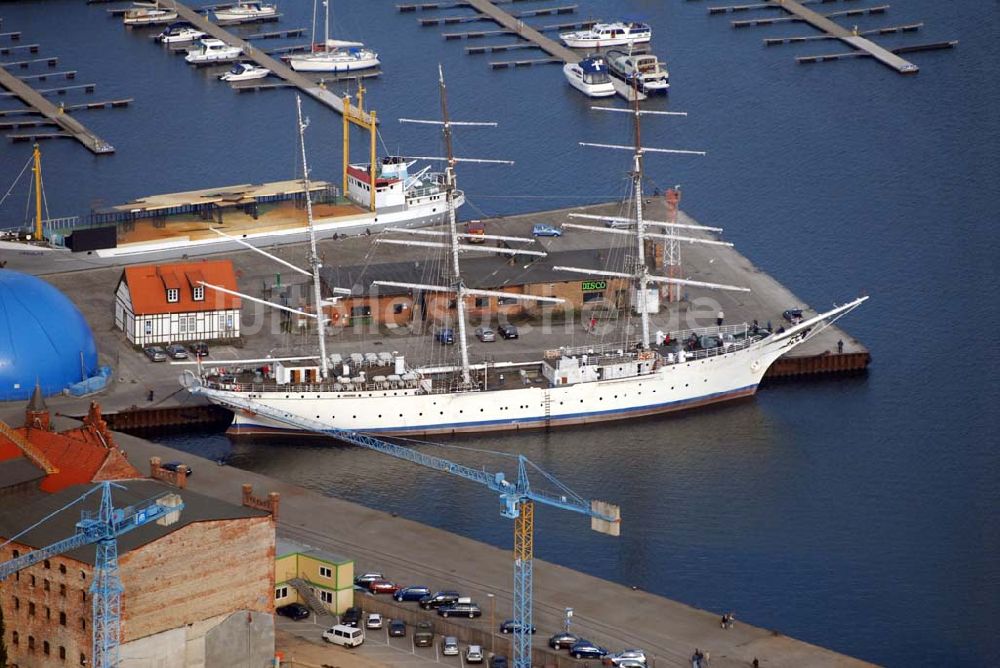 Luftbild Stralsund - Die Gorch Fock im Stralsunder Hafen