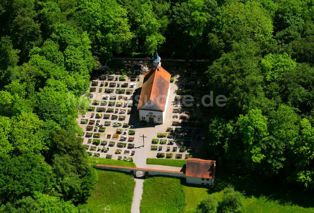 Gutenzell von oben - Die Gottesackerkapelle bei Gutenzell im Bundesland Baden-Württemberg