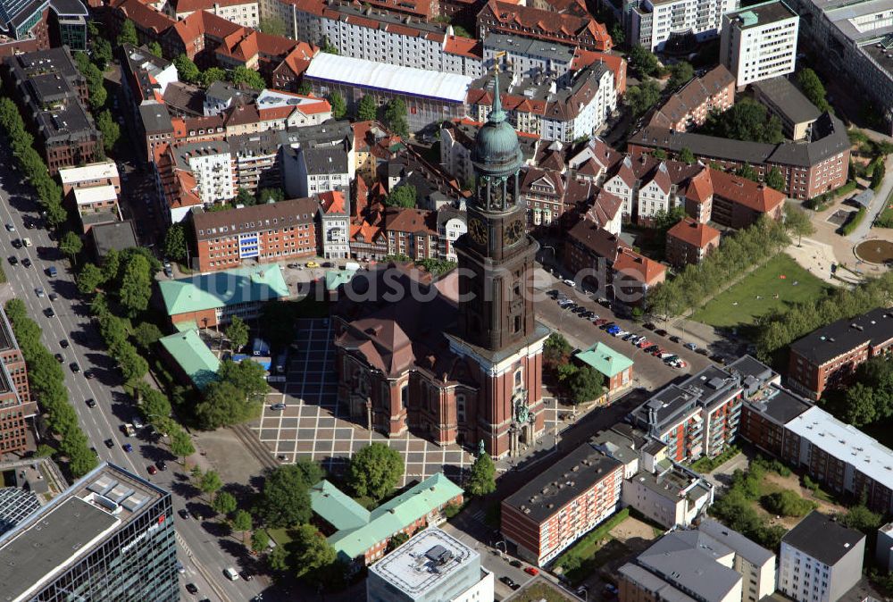 Hamburg von oben - Die Hauptkirche Sankt Michaelis in Hamburg