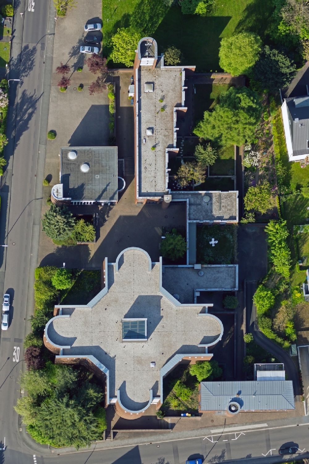 Luftaufnahme Bonn - Die Heilig-Kreuz-Kirche im Ortsteil Limperich im Stadtbezirk Beuel in Bonn im Bundesland Nordrhein-Westfalen