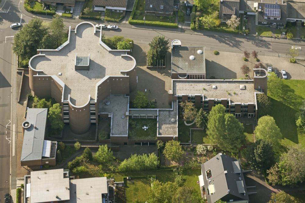 Luftbild Bonn - Die Heilig-Kreuz-Kirche im Ortsteil Limperich im Stadtbezirk Beuel in Bonn im Bundesland Nordrhein-Westfalen