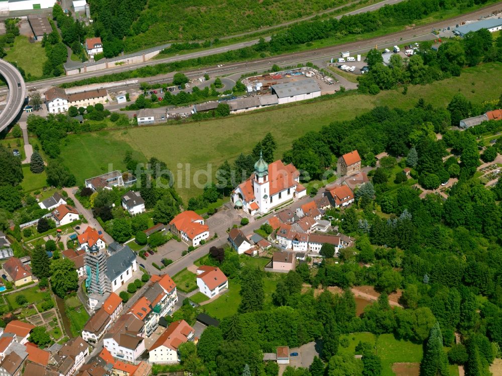 Winnweiler von oben - Die Herz-Jesu-Kirche in Winnweiler im Bundesland Rheinland-Pfalz