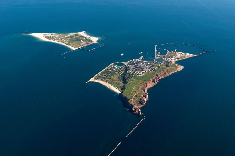 Helgoland von oben - Die Insel Helgoland in der Nordsee mit dem Hafengelände auf Helgoland im Bundesland Schleswig-Holstein