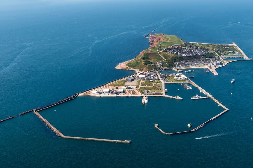 Helgoland aus der Vogelperspektive: Die Insel Helgoland in der Nordsee mit dem Hafengelände auf Helgoland im Bundesland Schleswig-Holstein