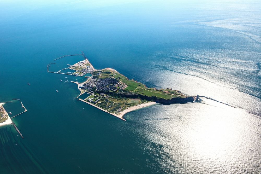Luftbild Helgoland - Die Insel Helgoland in der Nordsee mit dem Hafengelände auf Helgoland im Bundesland Schleswig-Holstein