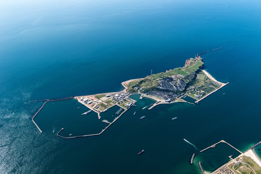 Luftaufnahme Helgoland - Die Insel Helgoland in der Nordsee mit dem Hafengelände auf Helgoland im Bundesland Schleswig-Holstein