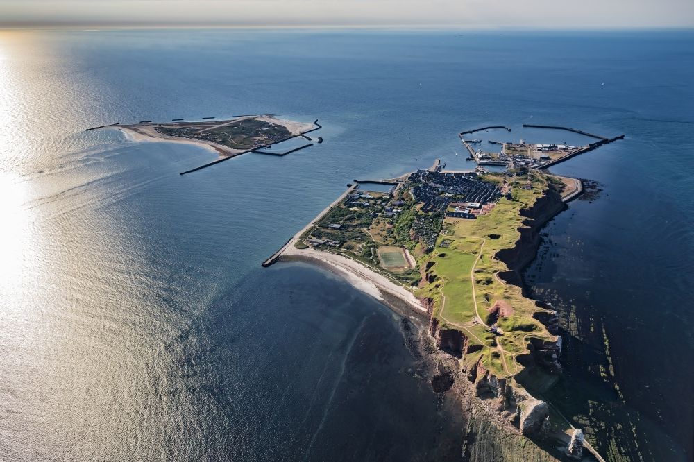 Luftbild Helgoland - Die Insel Helgoland in der Nordsee mit dem Hafengelände auf Helgoland im Bundesland Schleswig-Holstein