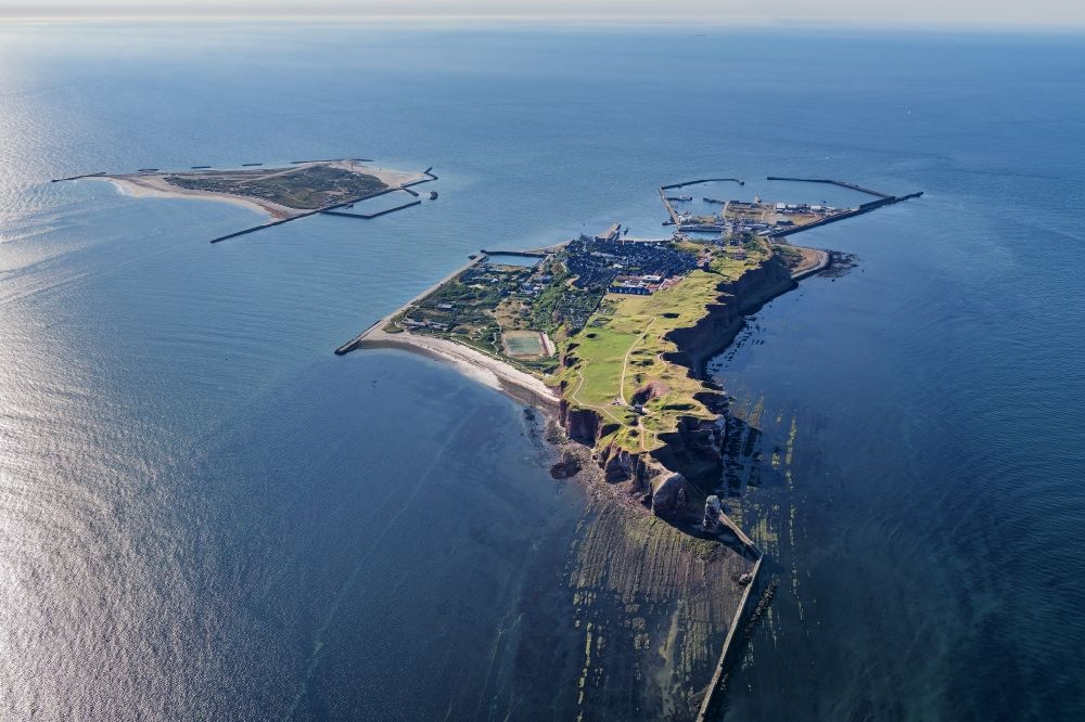 Luftaufnahme Helgoland - Die Insel Helgoland in der Nordsee mit dem Hafengelände auf Helgoland im Bundesland Schleswig-Holstein