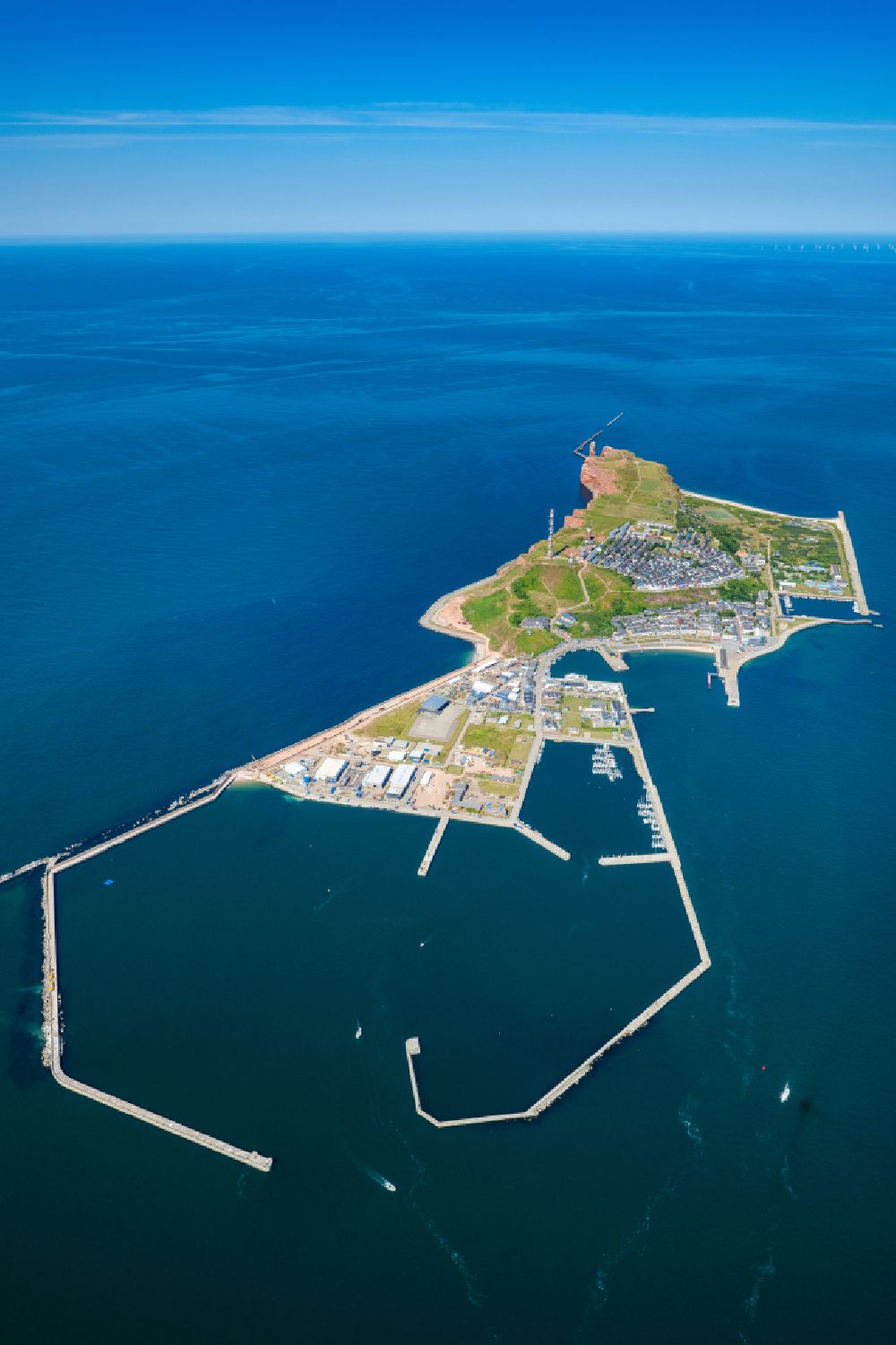 Helgoland aus der Vogelperspektive: Die Insel Helgoland in der Nordsee mit dem Hafengelände auf Helgoland im Bundesland Schleswig-Holstein