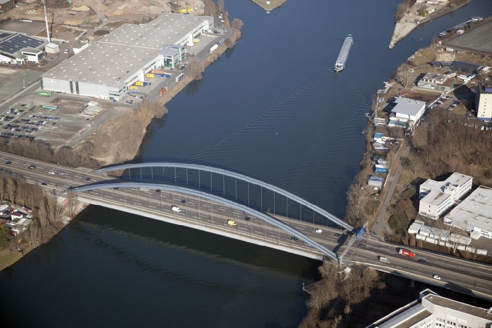 Luftbild Offenbach am Main - Die Kaiserleibrücke, Fluss - Brückenbauwerk zwischen Frankfurt Ostend und Offenbach am Main im Bundesland Hessen