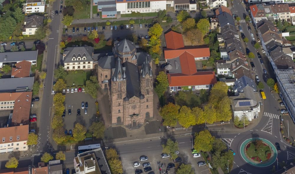 Luftaufnahme Dillingen - Die Katholische Pfarrkirche Heilig Sakrament in Dillingen im Bundesland Saarland