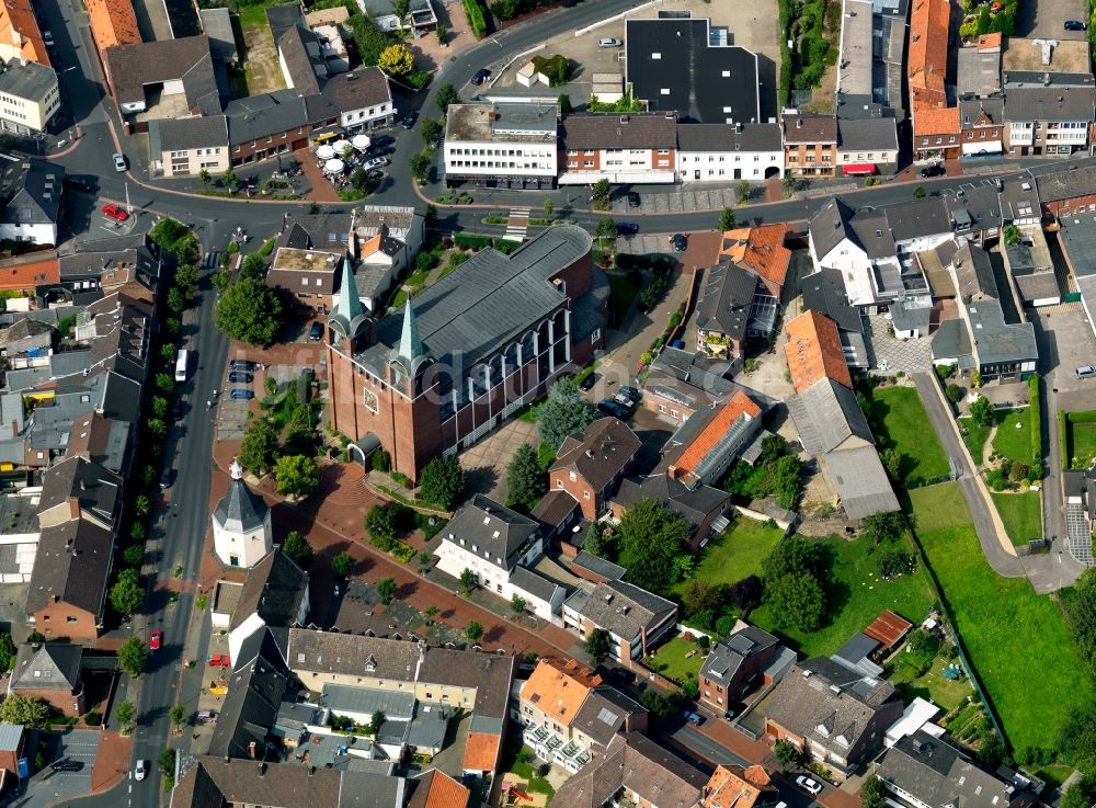 Luftaufnahme Aldenhoven - Die Kirche St. Martin in Aldenhoven im Bundesland Nordrhein-Westfalen