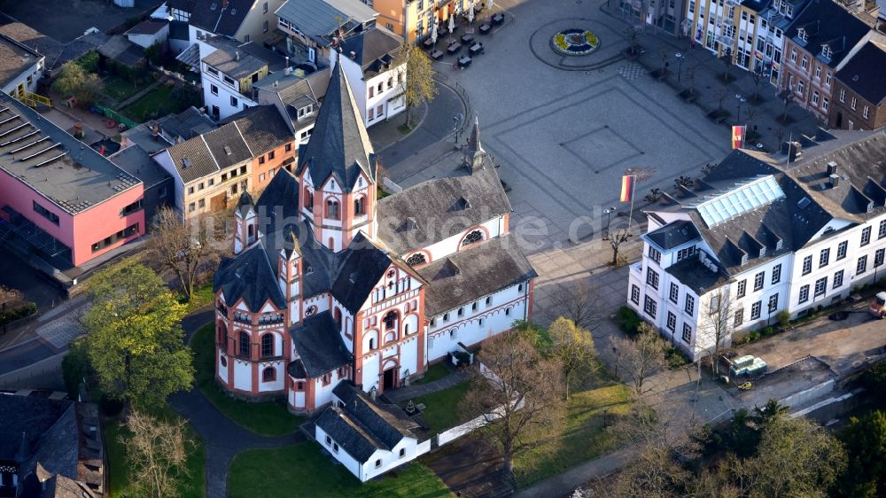 Luftaufnahme Sinzig - Die Kirche Sankt Peter und Kirchplatz in Sinzig im Bundesland Rheinland-Pfalz, Deutschland