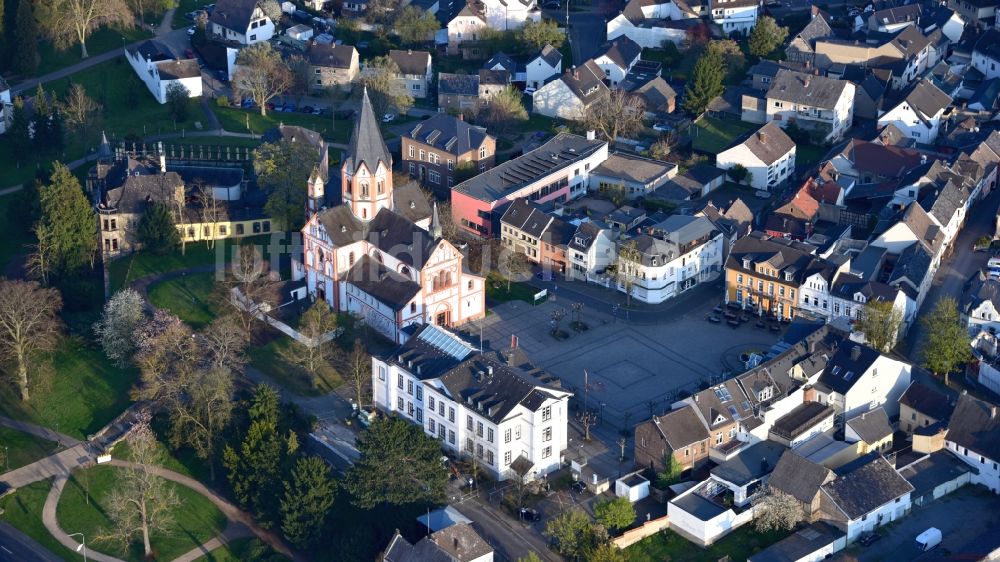 Sinzig von oben - Die Kirche Sankt Peter und Kirchplatz in Sinzig im Bundesland Rheinland-Pfalz, Deutschland