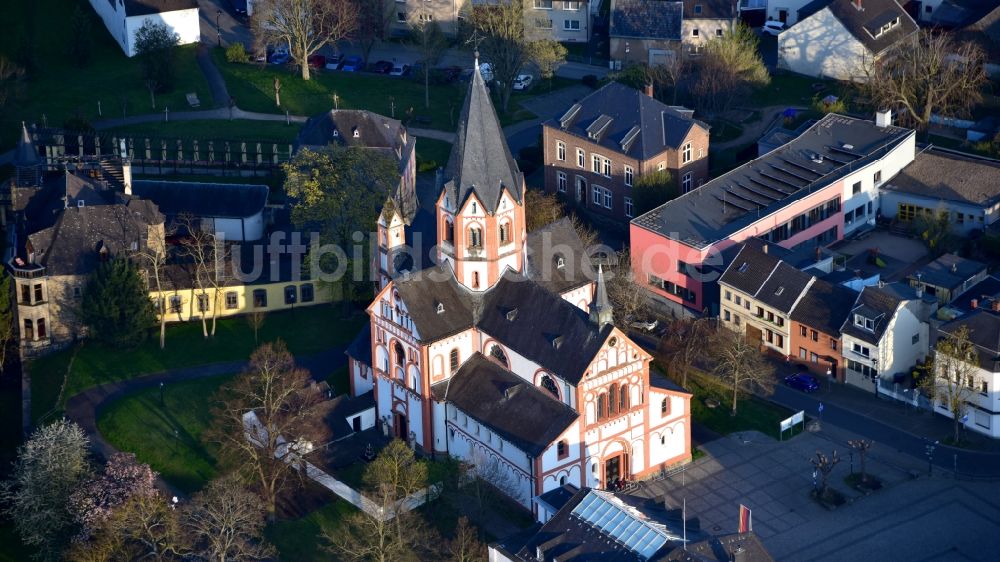 Sinzig aus der Vogelperspektive: Die Kirche Sankt Peter und Kirchplatz in Sinzig im Bundesland Rheinland-Pfalz, Deutschland