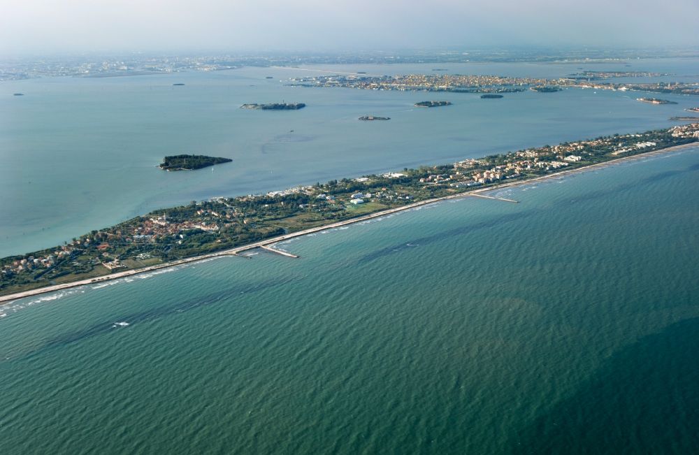 Venedig aus der Vogelperspektive: Die Lagune von Venedig in Italien